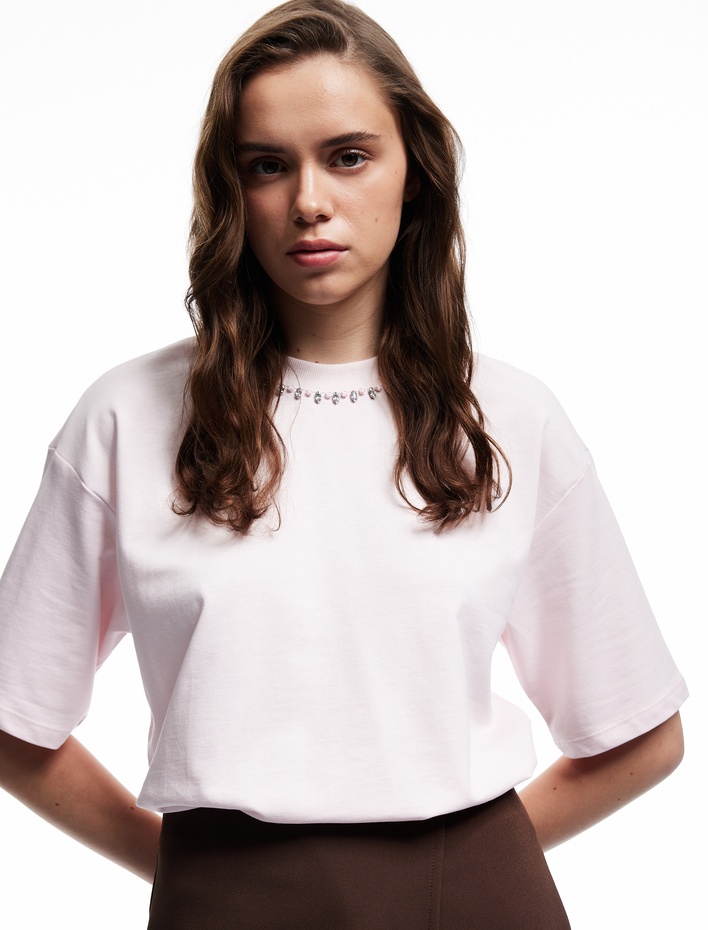  Üç İplik Pamuklu Kısa Kollu Bisiklet Yaka Boncuk Detaylı Taşlı Tişört