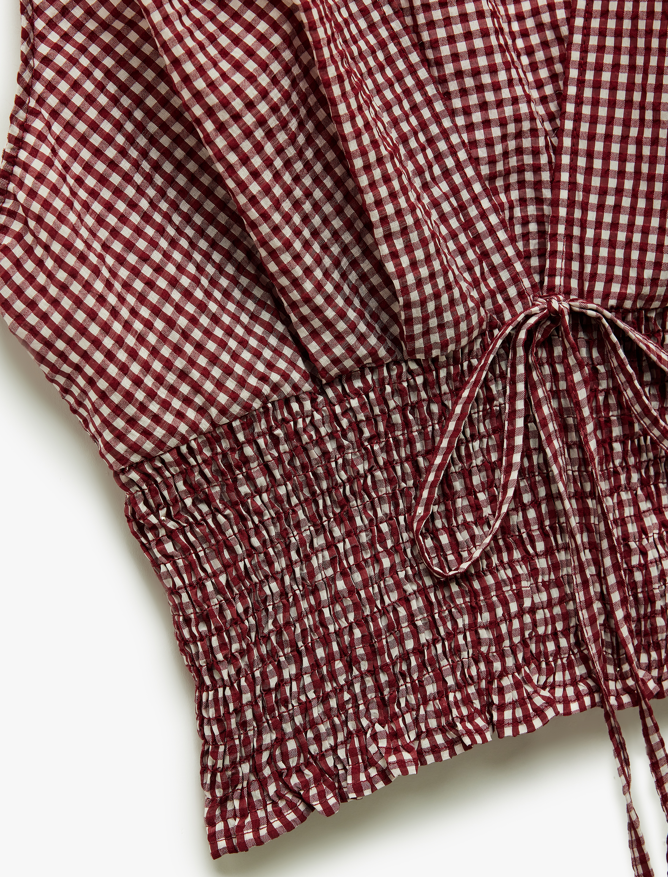   Koton X Melis Ağazat - Kolsuz V Yaka Fiyonklu Gipeli Pötikareli Kısa Bluz