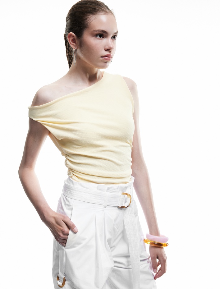  Asimetrik Yaka Slim Fit Kolsuz Drapeli Bluz