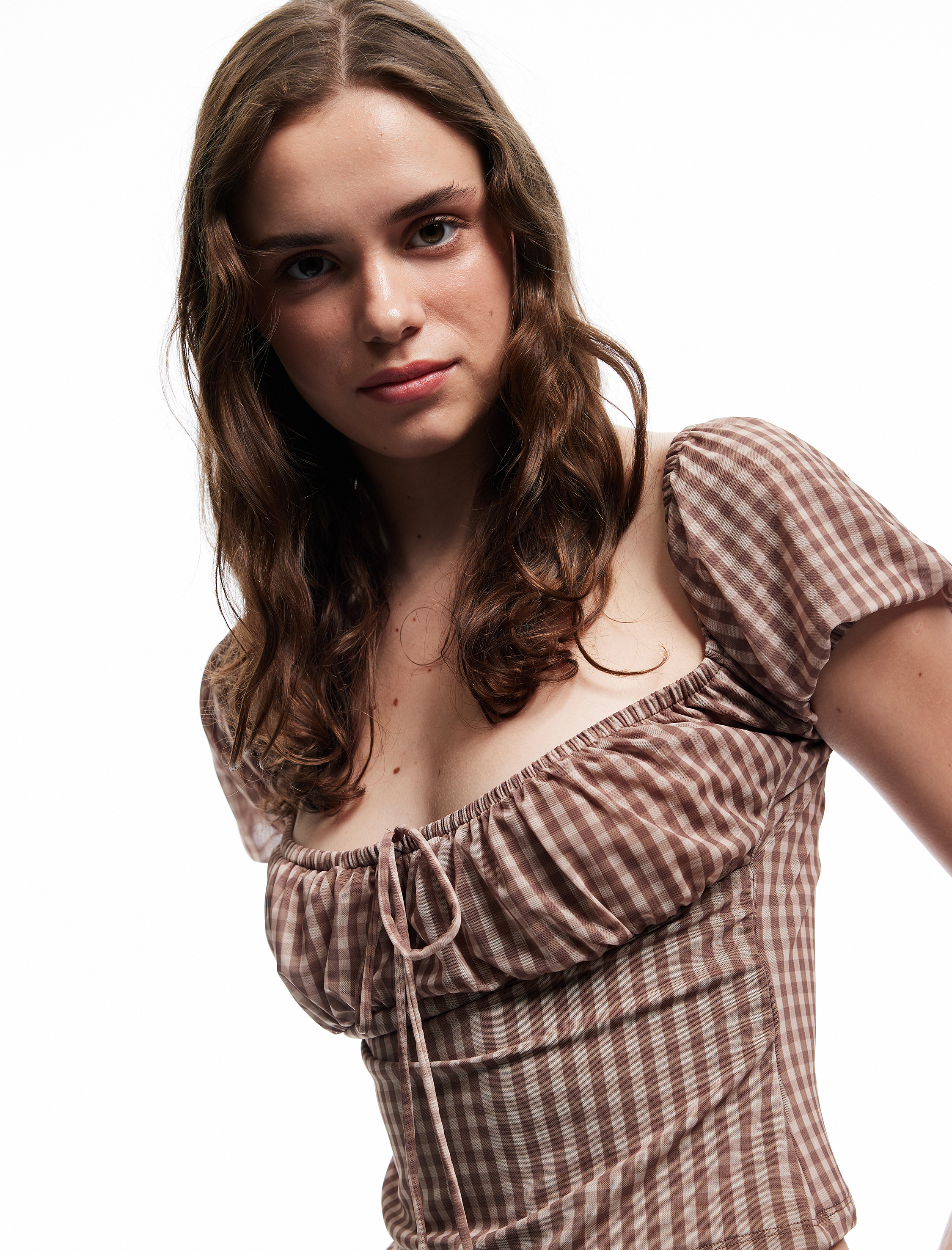   Slim Fit Kısa Kollu U Yaka Büzgülü Fiyonk Detaylı Pötikareli Bluz