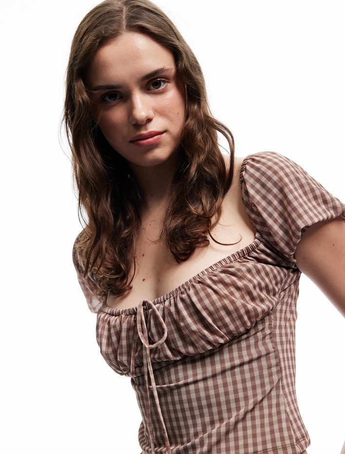  Slim Fit Kısa Kollu U Yaka Büzgülü Fiyonk Detaylı Pötikareli Bluz