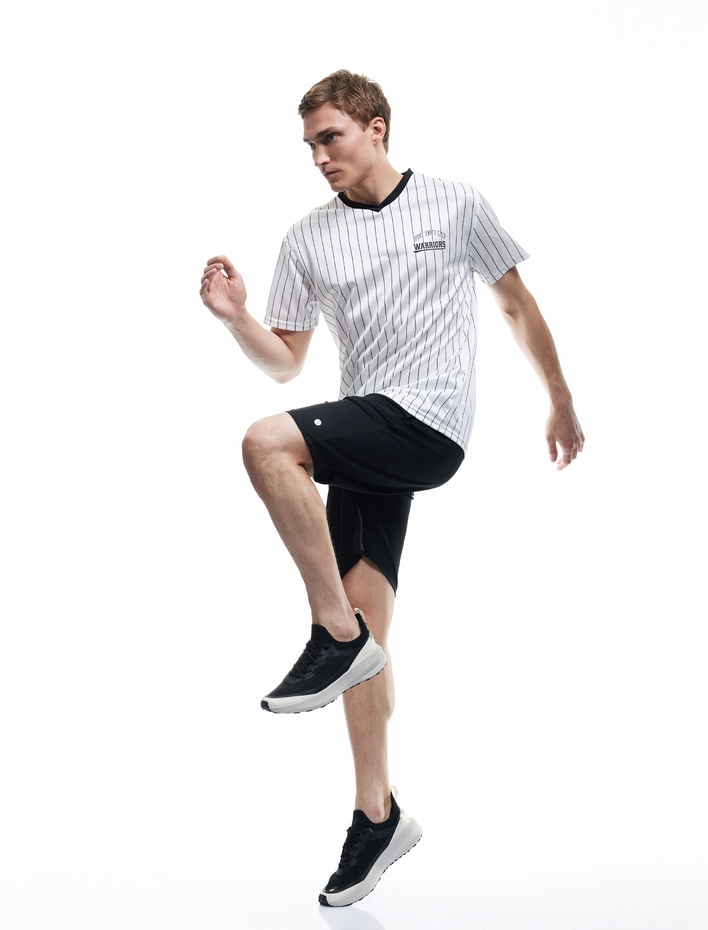  V Yaka Kısa Kollu Çizgili Biyeli Oversize Baskılı Spor Tişört