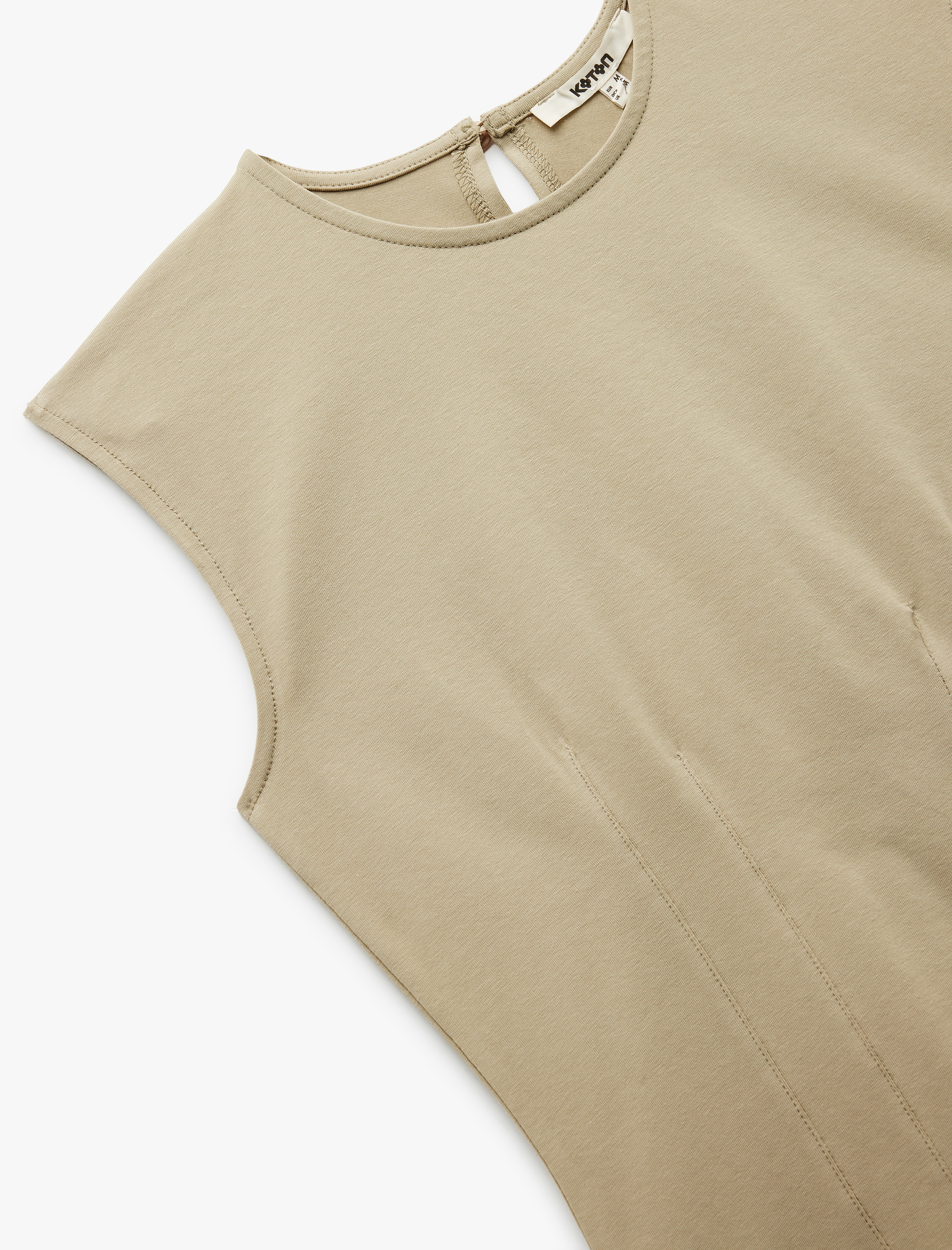   Koton X Sima Tarkan - Pamuklu Slim Fit Arkadan Kapama Detaylı Sıfır Kol Tişört