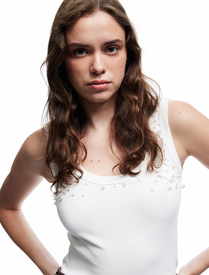  Pamuklu Slim Fit İnci İşleme Detaylı Fiyonklu U Yaka Atlet