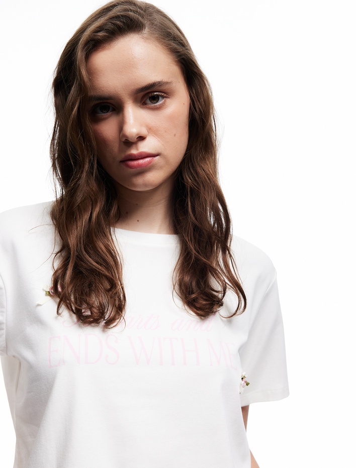  Pamuklu Kısa Kollu Bisiklet Yaka Fiyonk Detaylı Baskılı Tişört