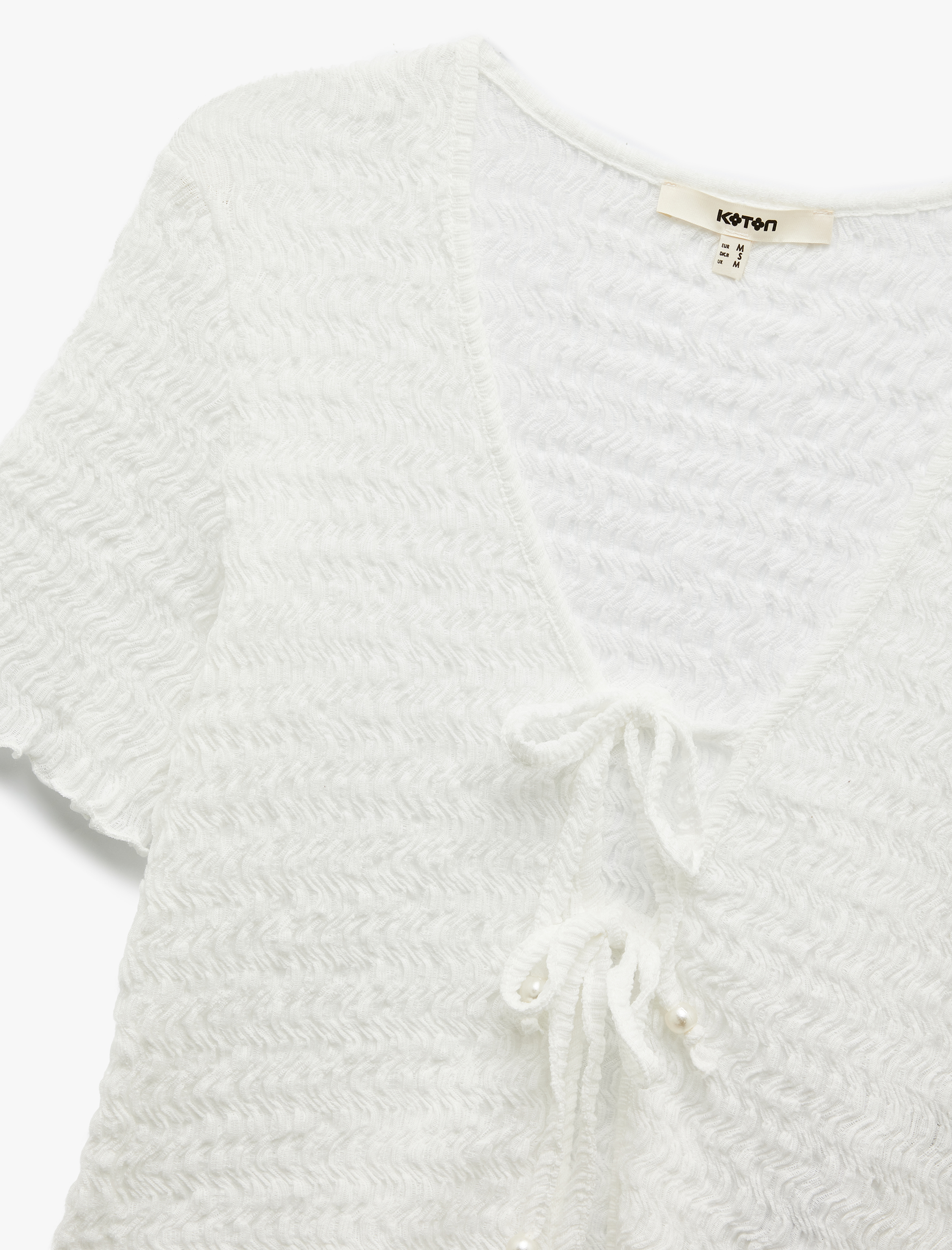   V Yaka Kısa Kollu Önden Bağlamlı Fiyonk Detaylı Dokulu Crop Tişört