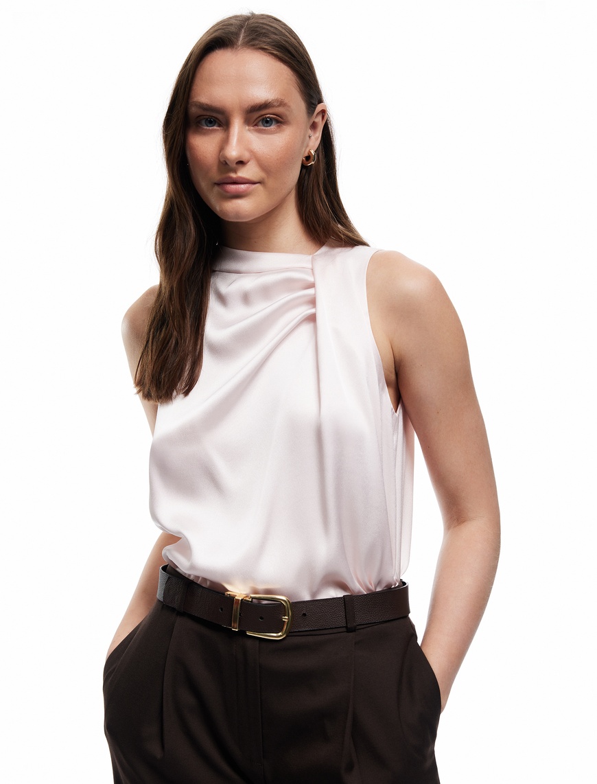   Bisiklet Yaka Drape Detaylı Kolsuz Saten Bluz