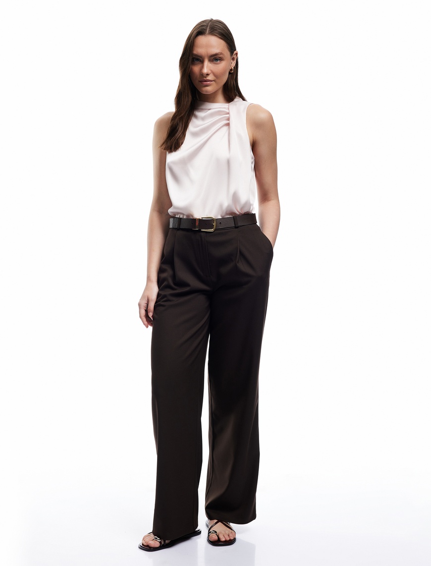   Bisiklet Yaka Drape Detaylı Kolsuz Saten Bluz