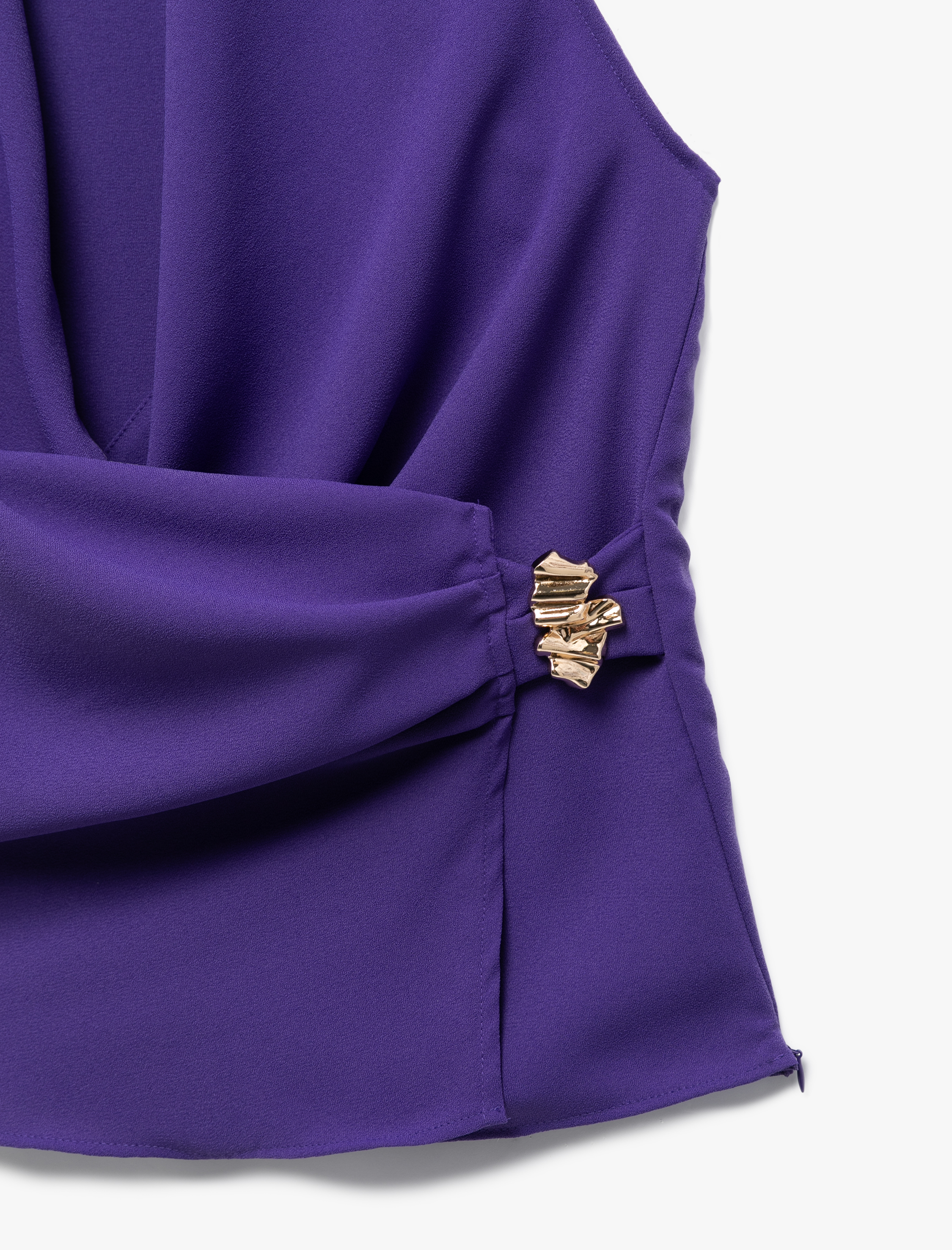   Krep Kumaş Aksesuar Detaylı Kruvaze Kolsuz Bluz