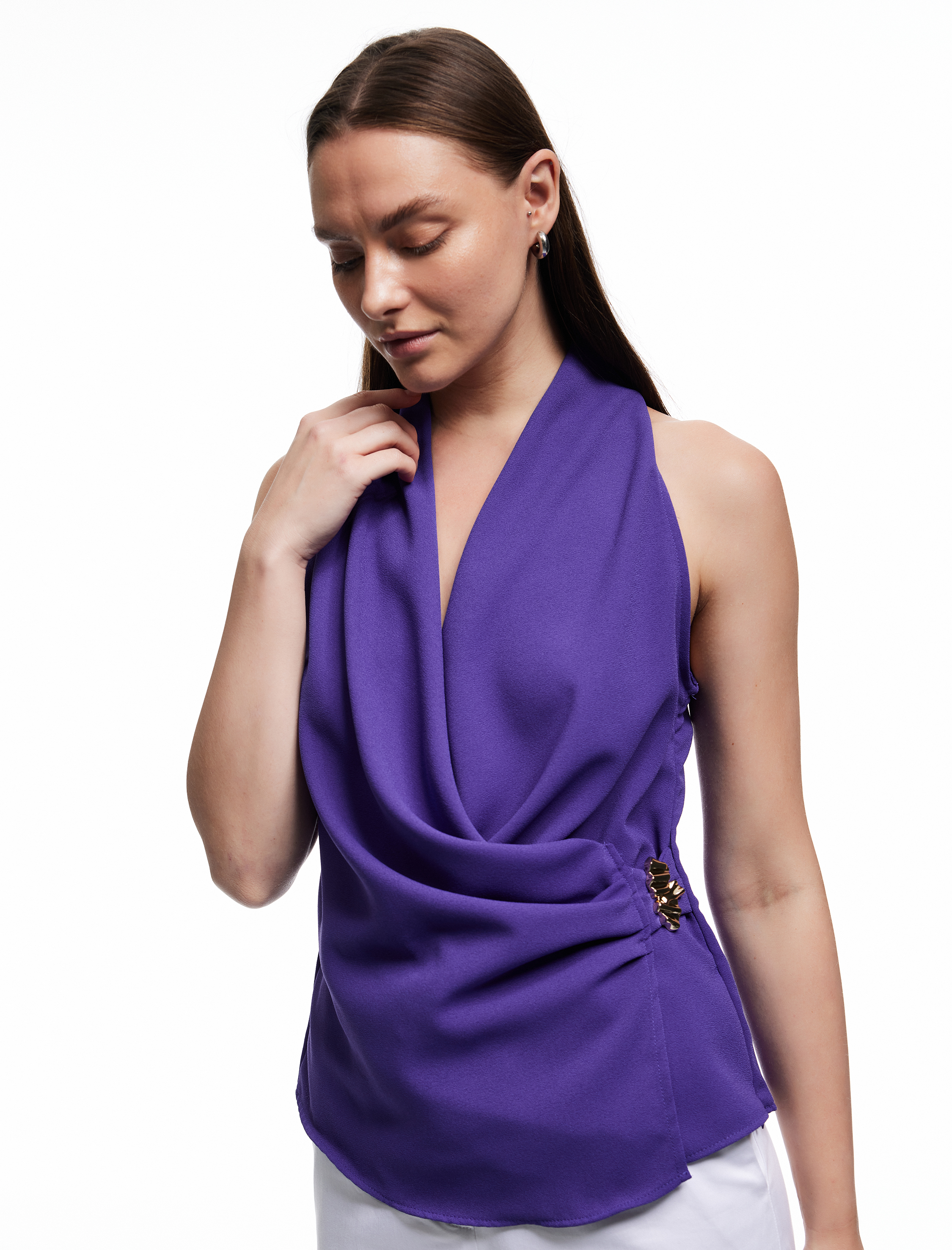   Krep Kumaş Aksesuar Detaylı Kruvaze Kolsuz Bluz