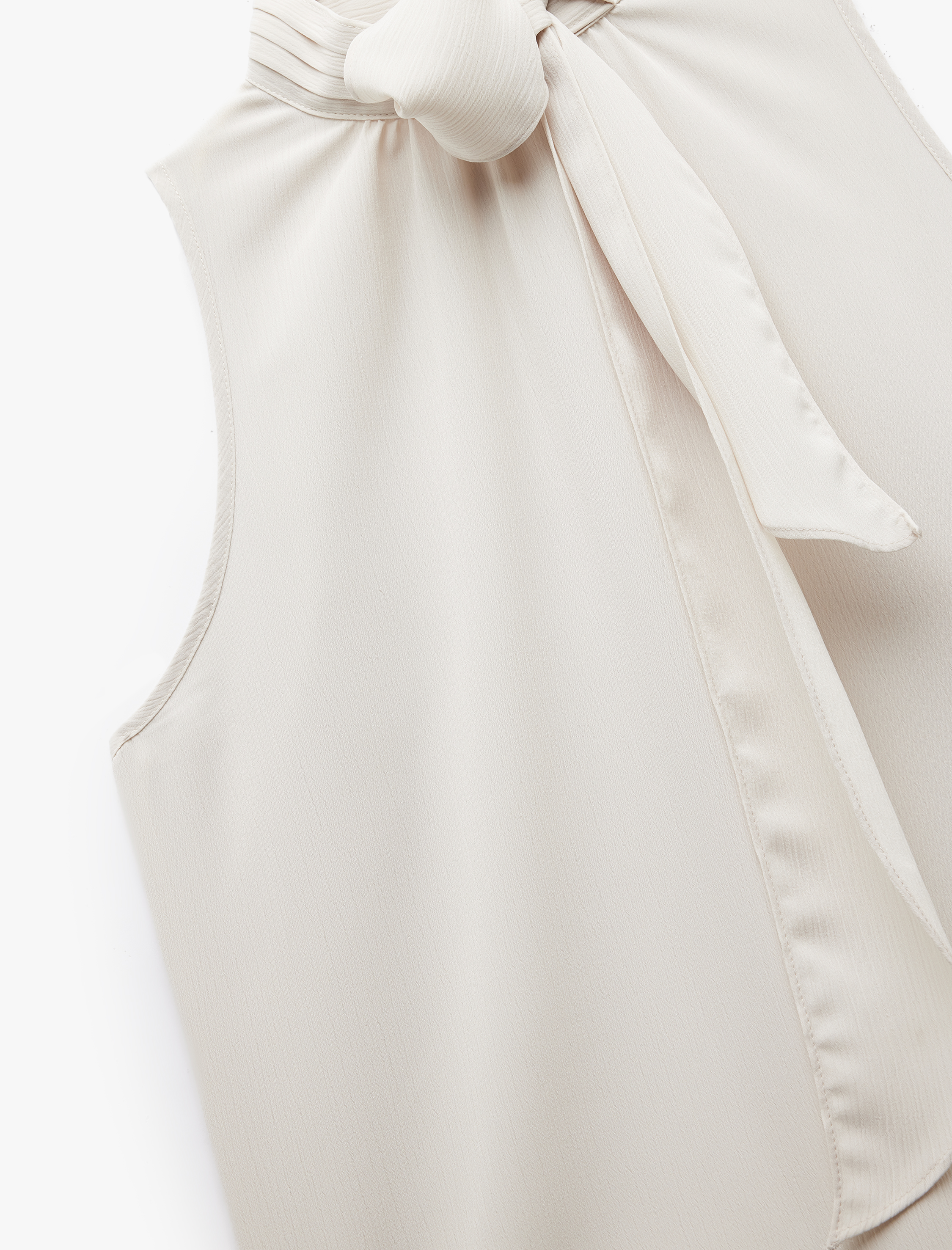   Bağlamalı Dik Yaka Kolsuz Bluz