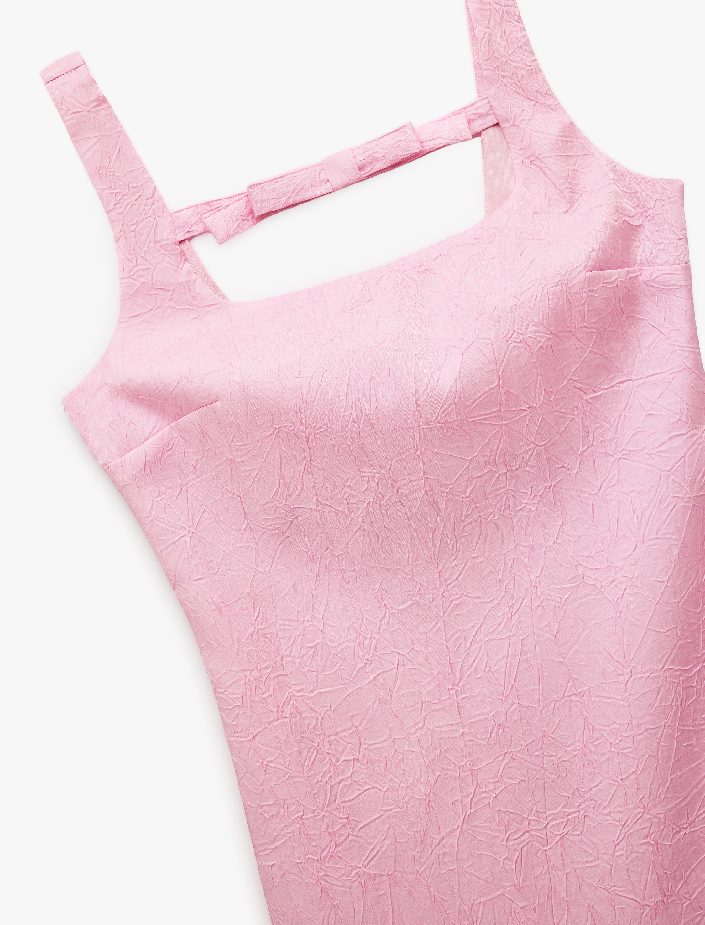   Kare Yaka Fiyonk Detaylı Dokulu Askılı Saten Mini Elbise