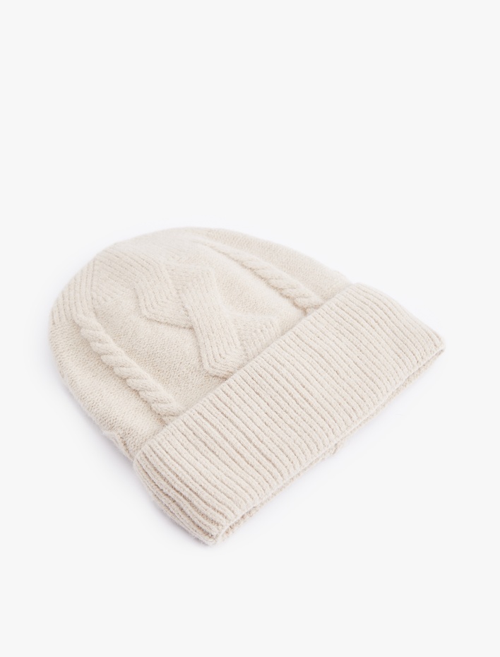 Kadın Katlı Saç Örgüsü Dokulu Örgü Bere