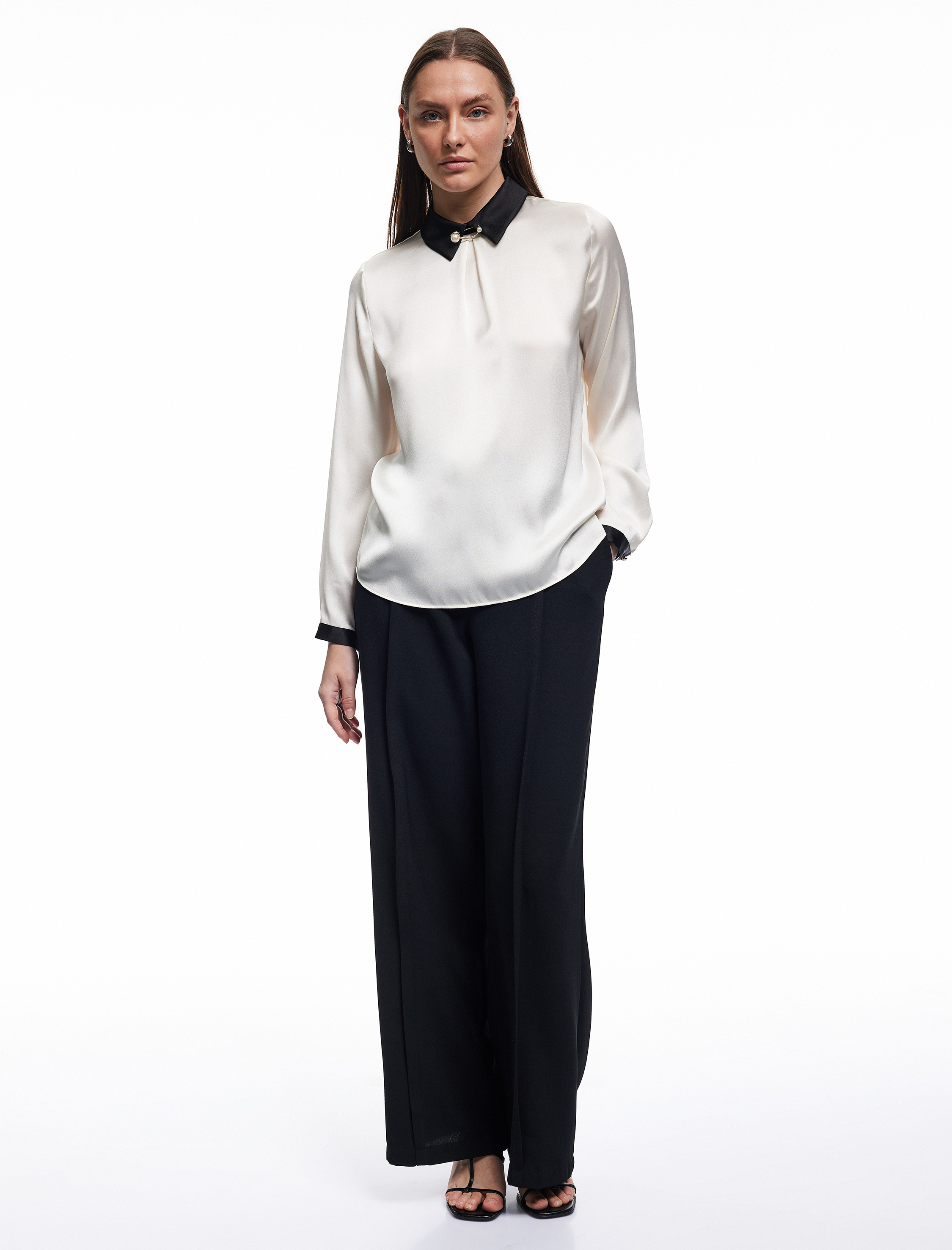   Renk Kontrastlı Metal Aksesuarlı Uzun Kollu Bluz