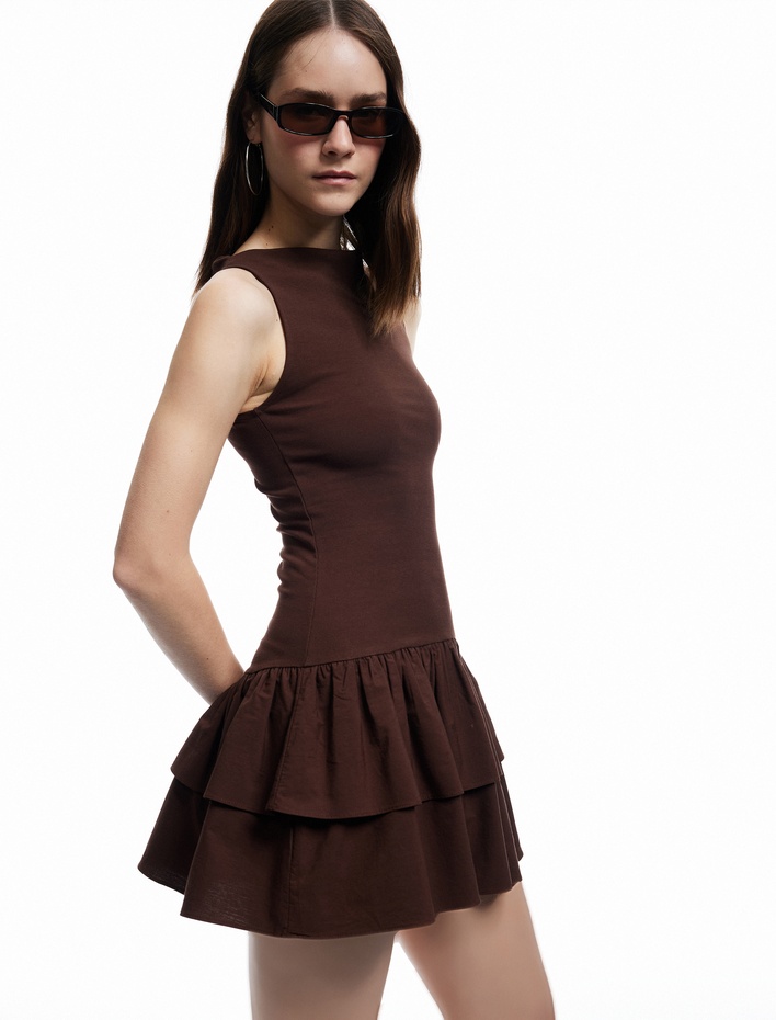  Koton X İnji - Pamuklu Katlı Volanlı Slim Fit Kayık Yaka Kolsuz Mini Elbise