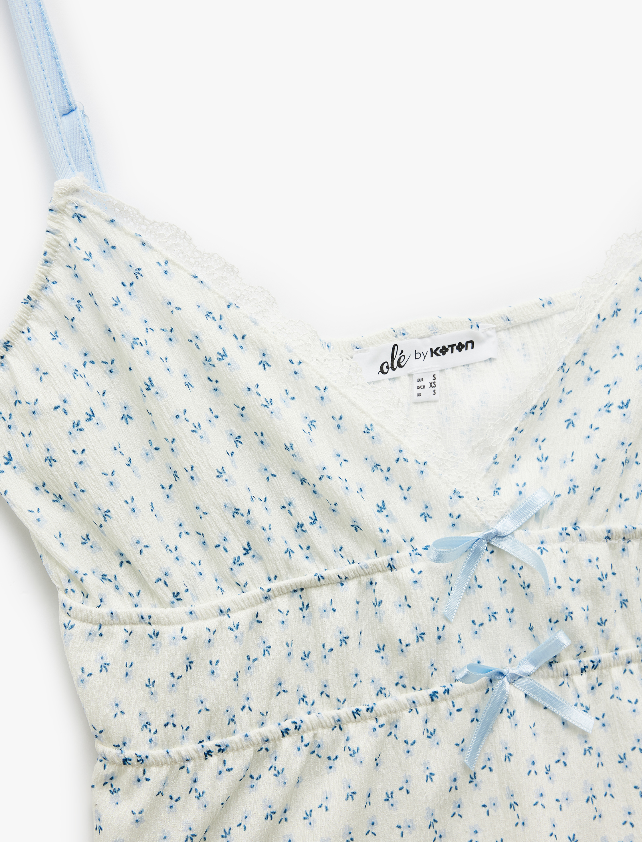   V Yaka Bağlama Detaylı Fiyonklu Askılı Çiçekli Bluz