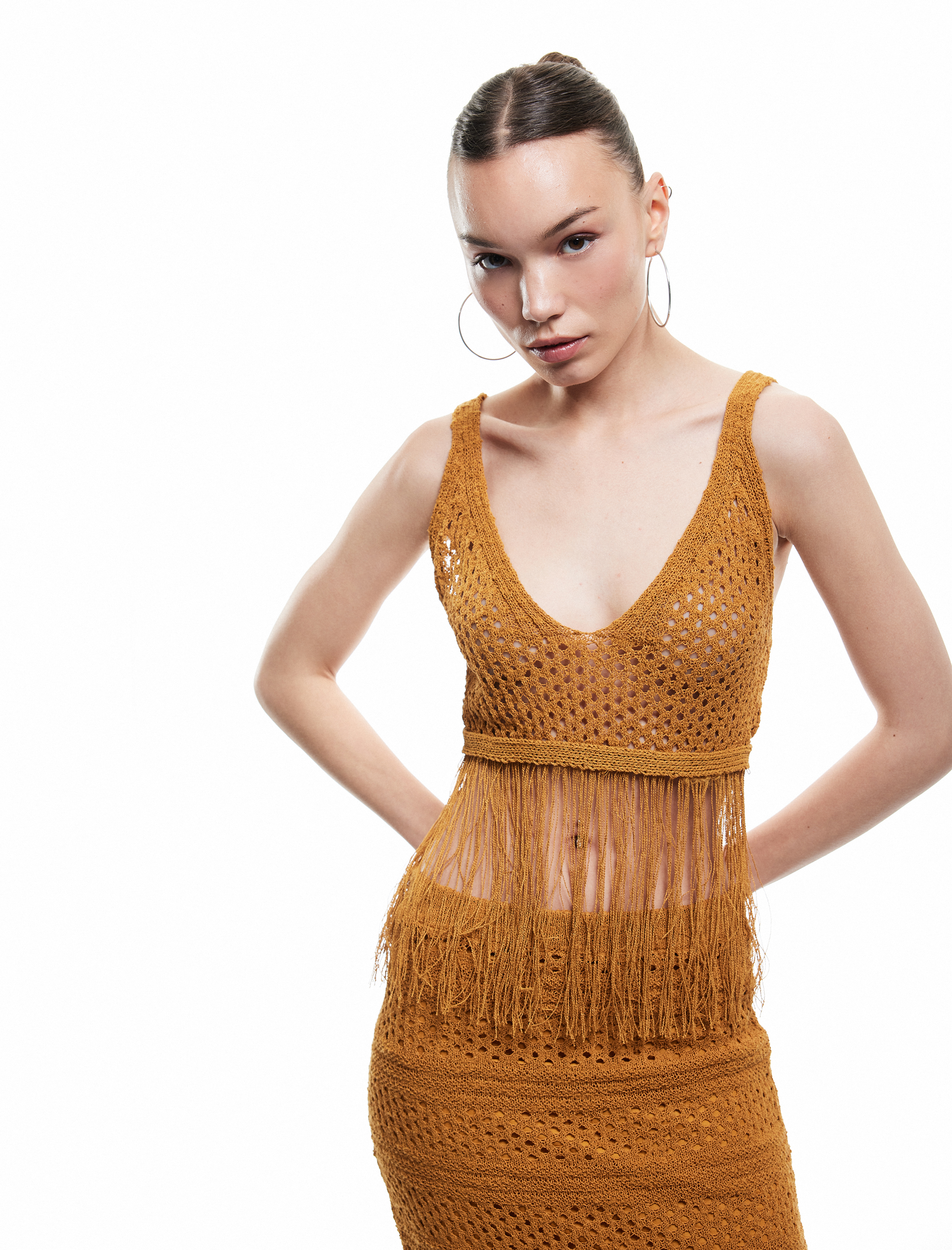   Püsküllü V Yaka Kolsuz Sırt Detaylı Slim Fit Kroşe Crop Bluz