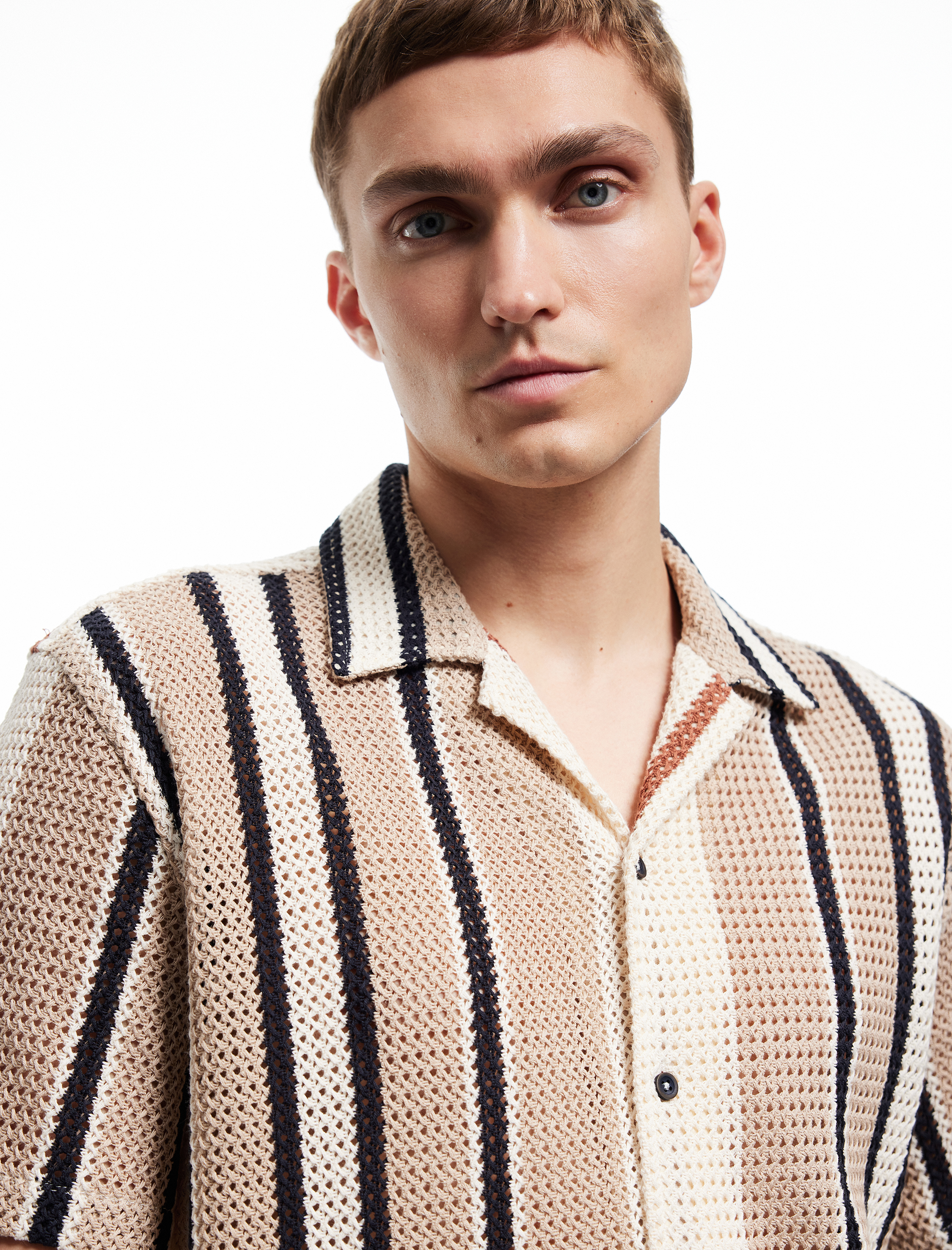   Pamuklu Kısa Kollu Regular Fit Ajurlu Klasik Yaka Çizgili Gömlek