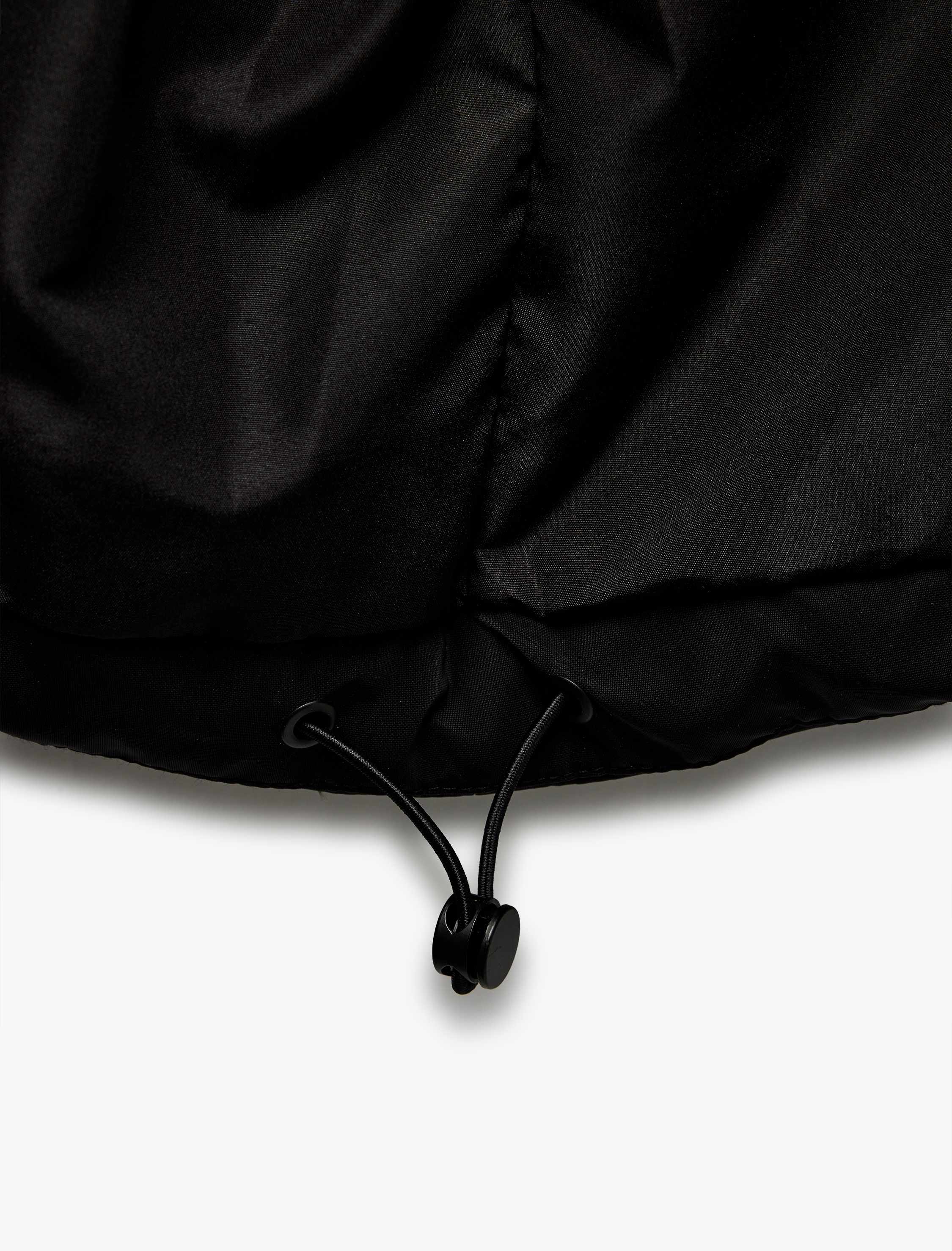   Kapüşonlu Uzun Kollu Fermuarlı Cepli Su İtici Şişme Mont