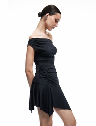 Drape Detaylı Asimetrik Kesim Fırfırlı Omuzu Açık Mini Elbise