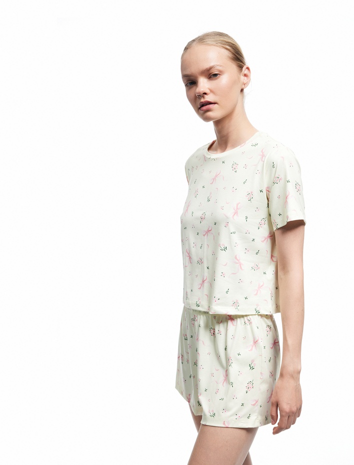  Kısa Kollu Bisiklet Yaka Çiçekli Şortlu Pijama Takımı