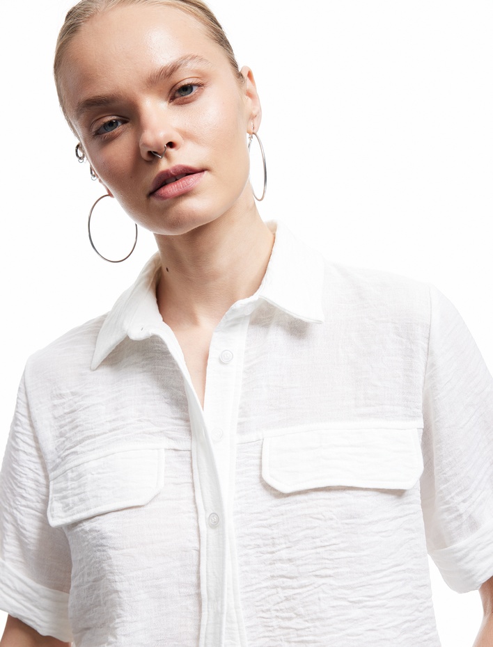  Klasik Yaka Kapaklı Cep Detaylı Yarım Kollu Rahat Kesim Crop Gömlek