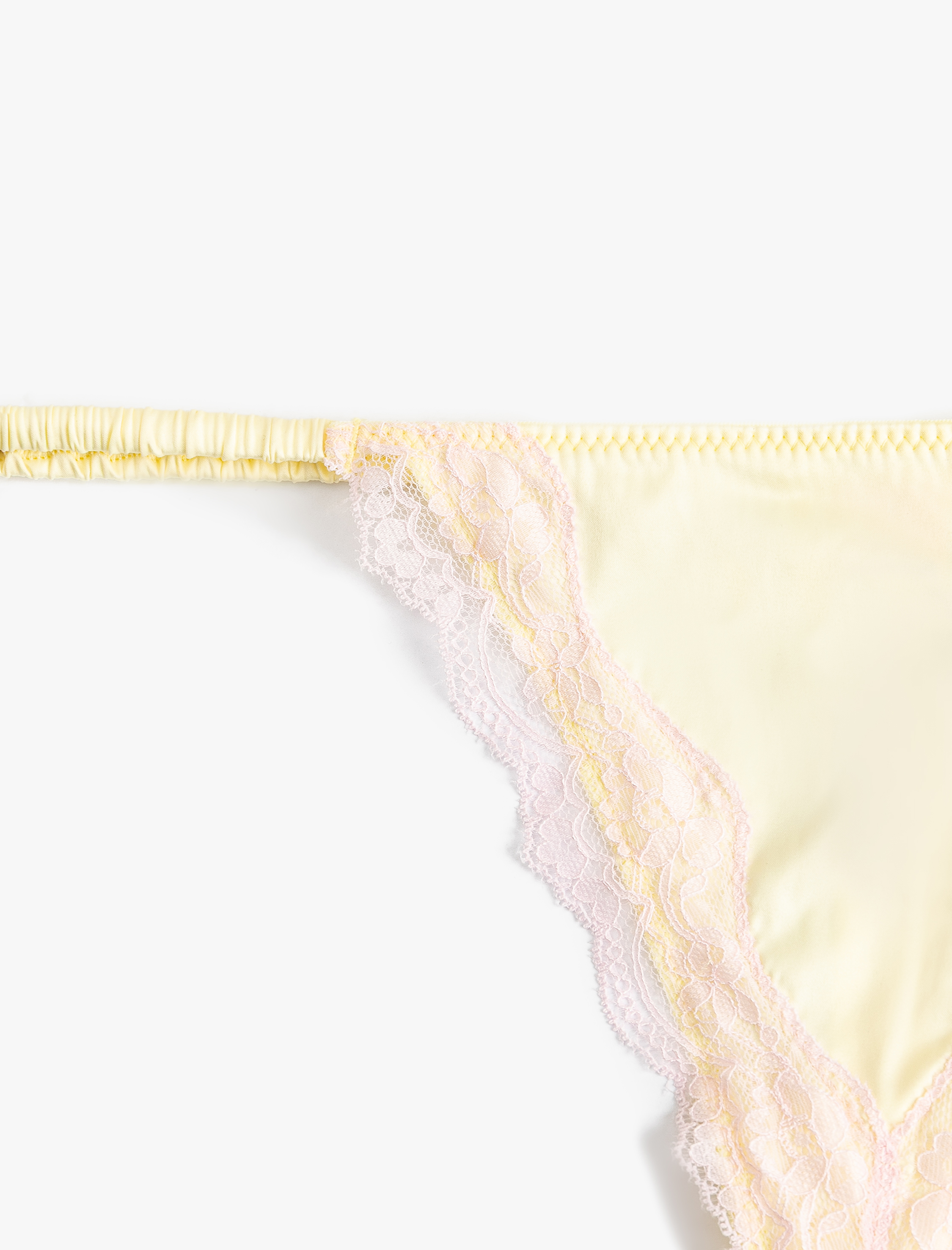   Rahat Kalıp Fiyonk Detaylı Dantelli Saten String Külot