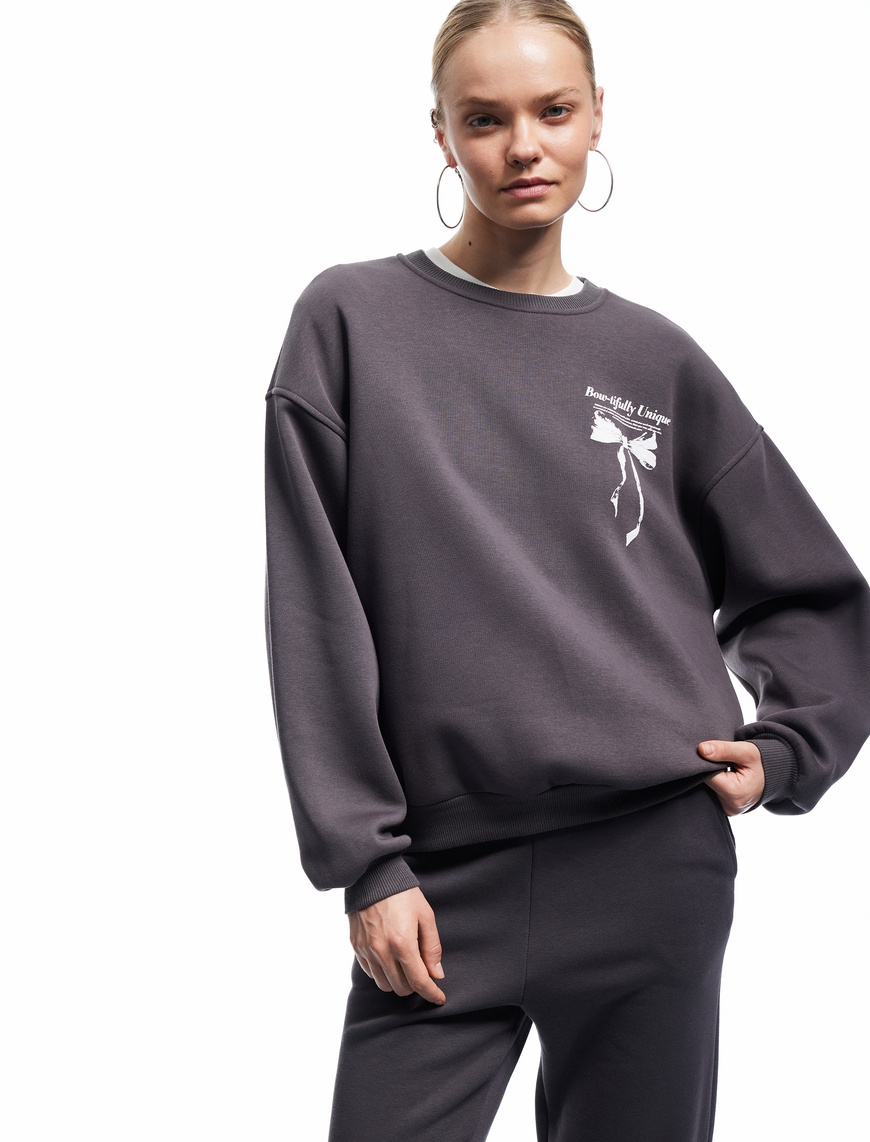   Şardonlu Uzun Kollu Bisiklet Yaka Fiyonk Baskılı Oversize Sweatshirt