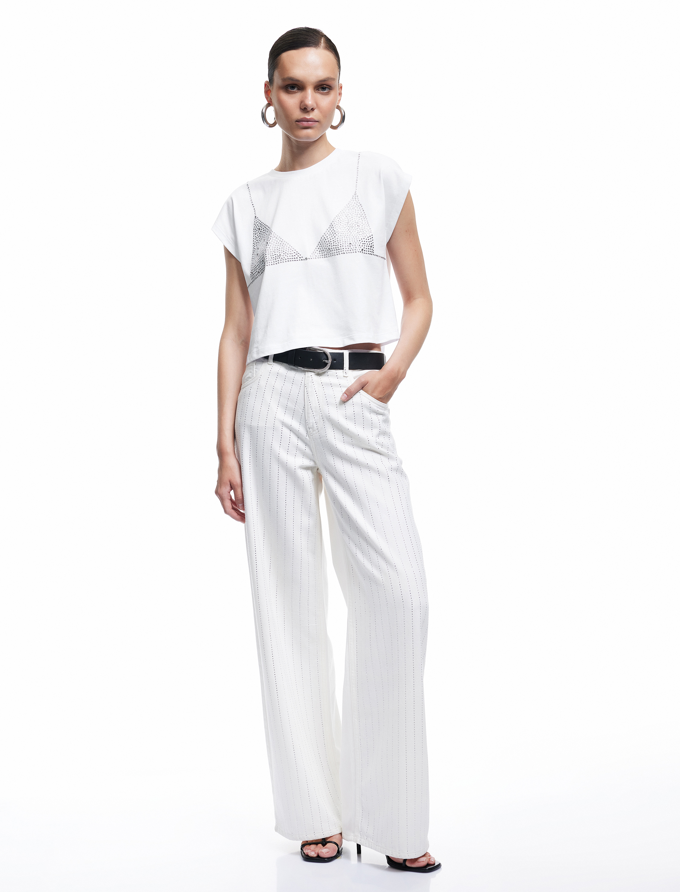   Koton X Zeynep Bastık - Kısa Kap Kollu Bisiklet Yaka Taş Detaylı Tişört