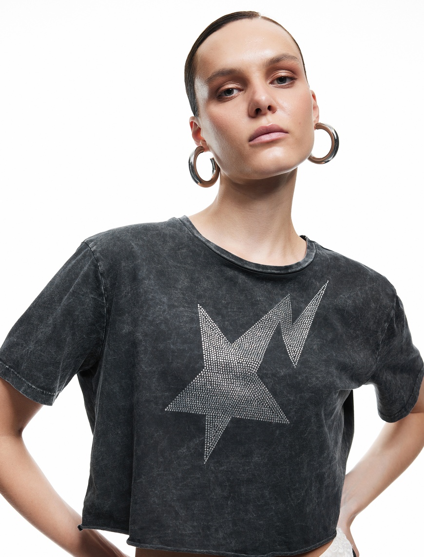   Koton X Zeynep Bastık - Slim Fit Bisiklet Yaka Kısa Kollu Yıldız Desenli Taşlı Crop Tişört