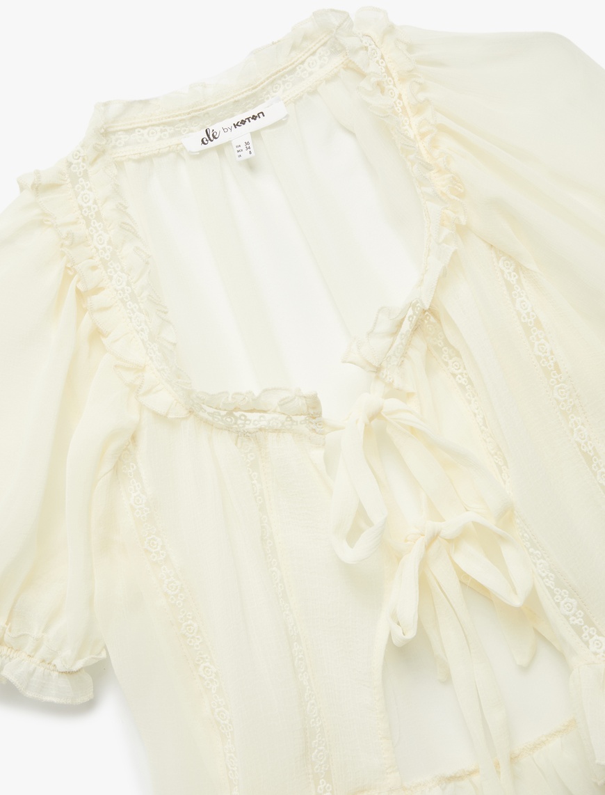   Dantel Detaylı Kısa Balon Kollu Bağlamalı Fiyonklu Crop Bluz