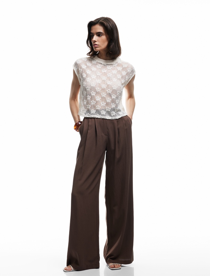  Koton X Melis Ağazat - Kolsuz Bisiklet Yaka Ajurlu Çiçekli Kroşe Bluz