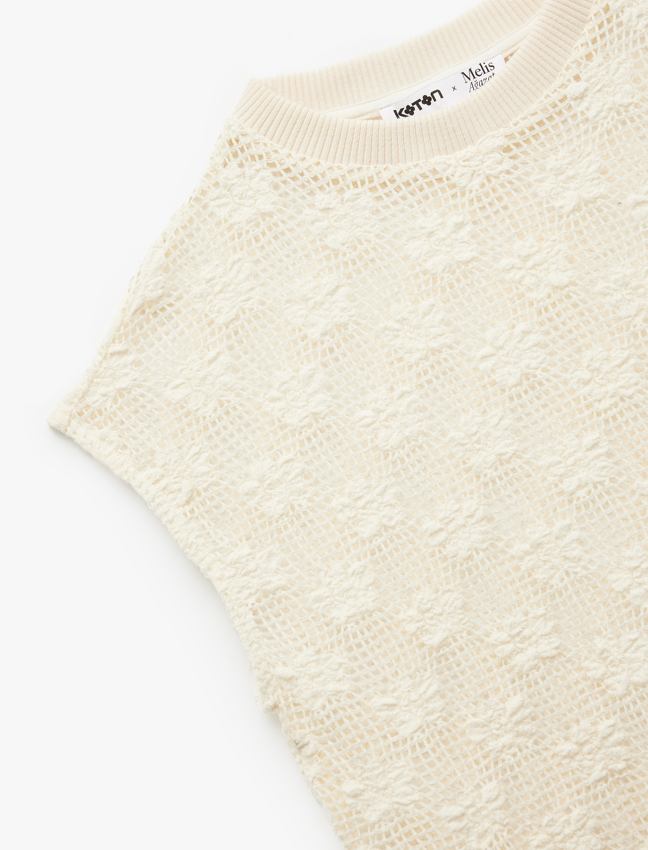   Koton X Melis Ağazat - Kolsuz Bisiklet Yaka Ajurlu Çiçekli Kroşe Bluz