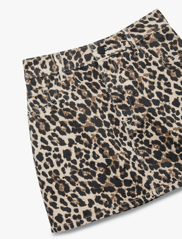 Koton X Zeynep Bastık - Düğmeli Cepli Taş Detaylı Mini Denim Leopar Etek_5