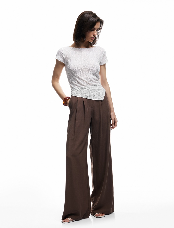  Asimetrik Etek Ucu Detaylı Dokulu Kısa Kollu Kayık Yaka Tişört