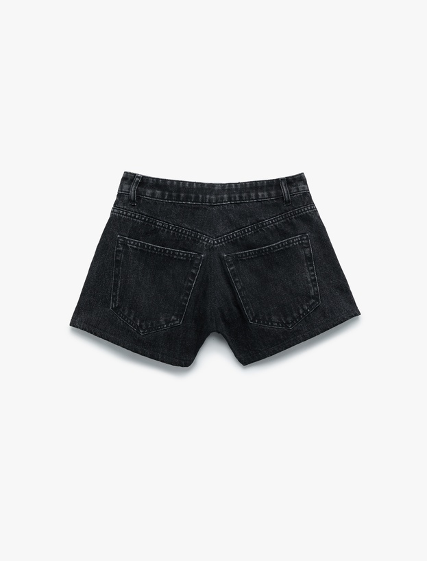 Koton X Zeynep Bastık - Düğmeli Cep Detaylı Taşlı Mini Denim Şort_4