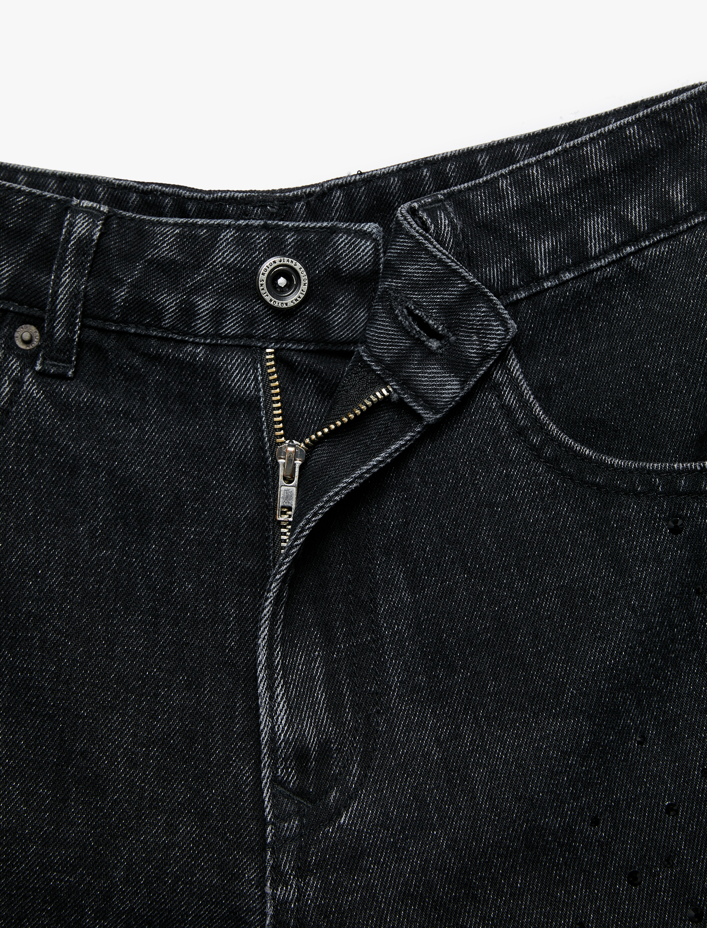   Koton X Zeynep Bastık - Düğmeli Cep Detaylı Taşlı Mini Denim Şort