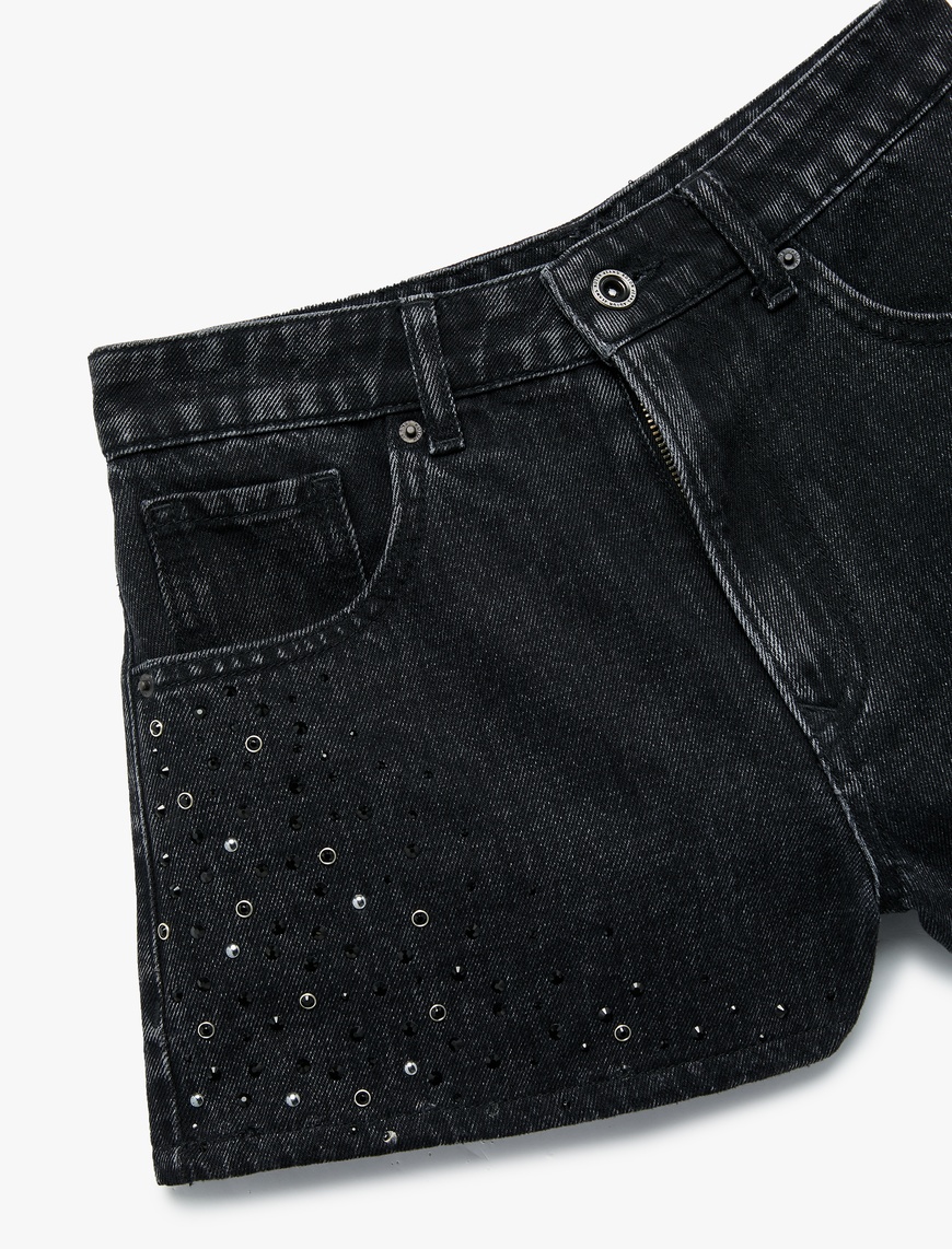   Düğmeli Cep Detaylı Taşlı Mini Denim Şort