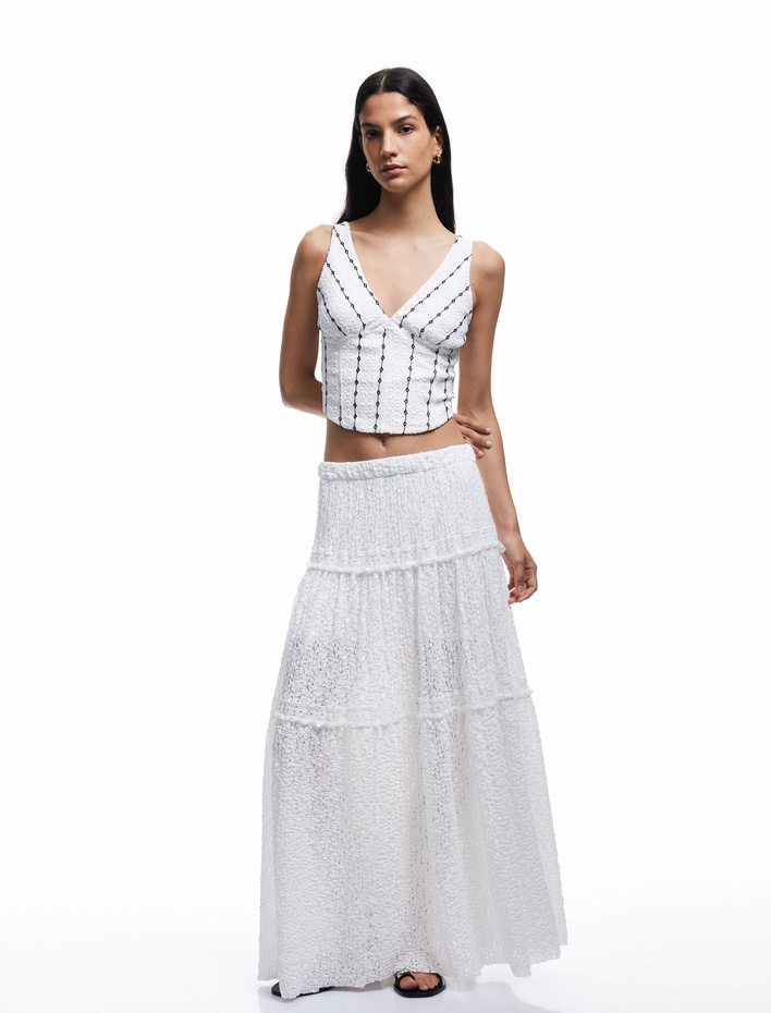  V Yaka Arkası Pencere Detaylı İşlemeli Fisto Kolsuz Bluz