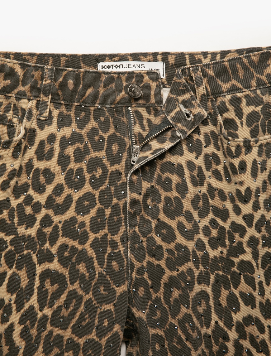   Pamuklu Taş Detaylı Düğmeli Cepli Leopar Desenli Jean Pantolon - Longer Straight Jean