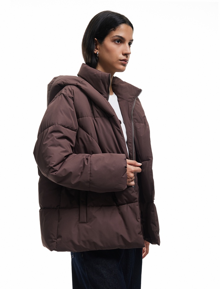  Kapüşonlu Fermuarlı Düğme Detaylı Cepli Rahat Kalıp Kapitone Şişme Mont