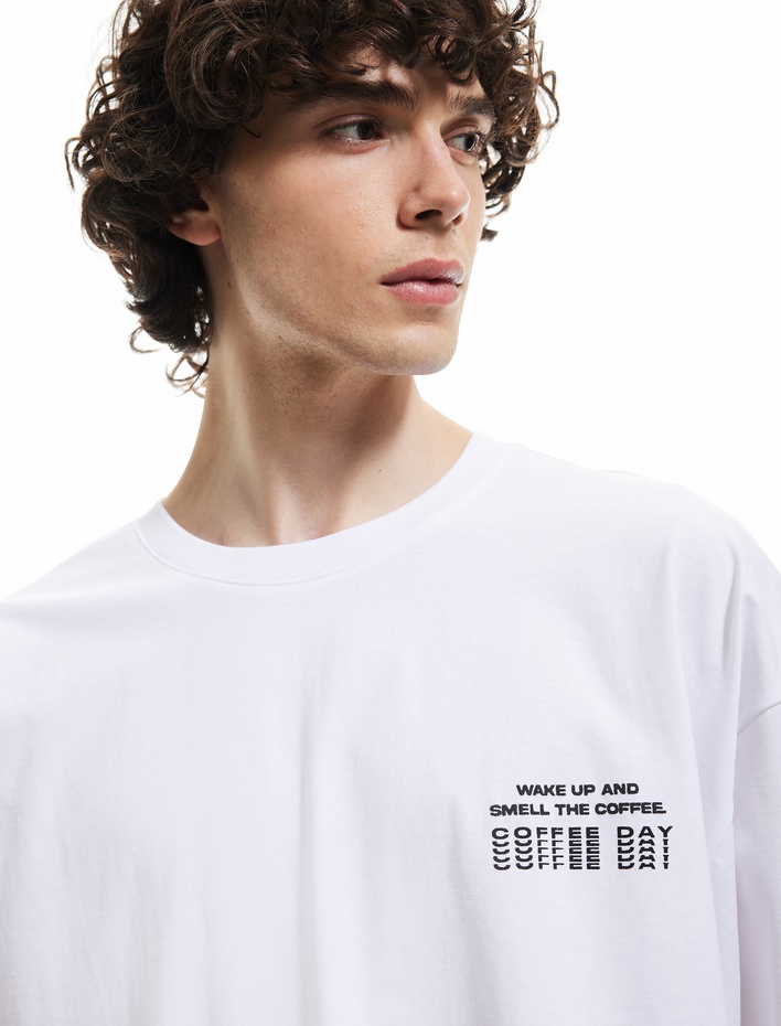  Arkası Baskılı Kısa Kollu Pamuklu Tok Kumaş Bisiklet Yaka Tişört