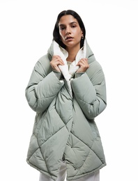 Kapüşonlu Cep Detaylı Fermuarlı Çıtçıt Düğmeli Kapitone Oversize Anorak