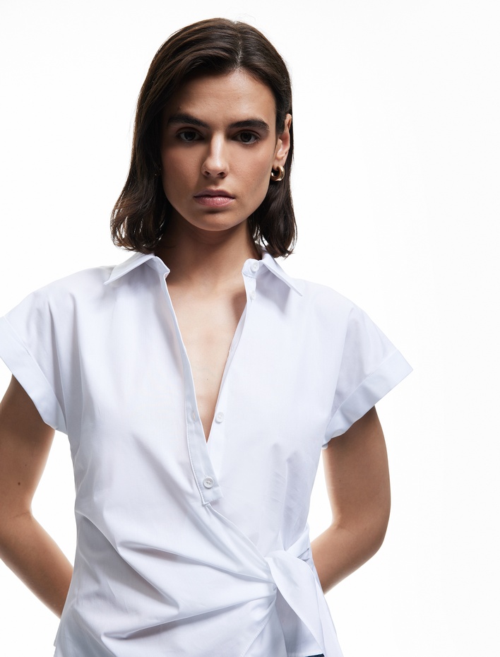  Pamuklu Kısa Kap Kollu Asimetrik Kesim Önden Bağlama Detaylı Gömlek