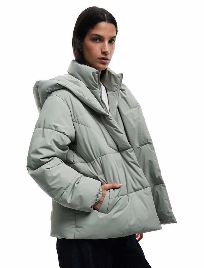  Kapüşonlu Fermuarlı Düğme Detaylı Cepli Rahat Kalıp Kapitone Şişme Mont