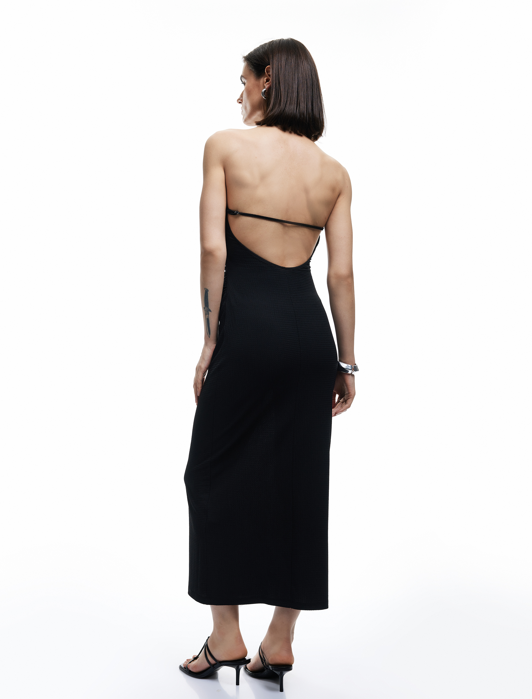   Bürümcük Kumaş Sırt Dekolteli Büzgülü Halter Yaka Midi Elbise