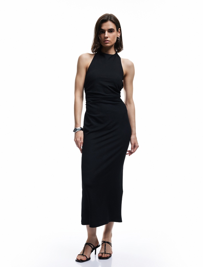  Bürümcük Kumaş Sırt Dekolteli Büzgülü Halter Yaka Midi Elbise