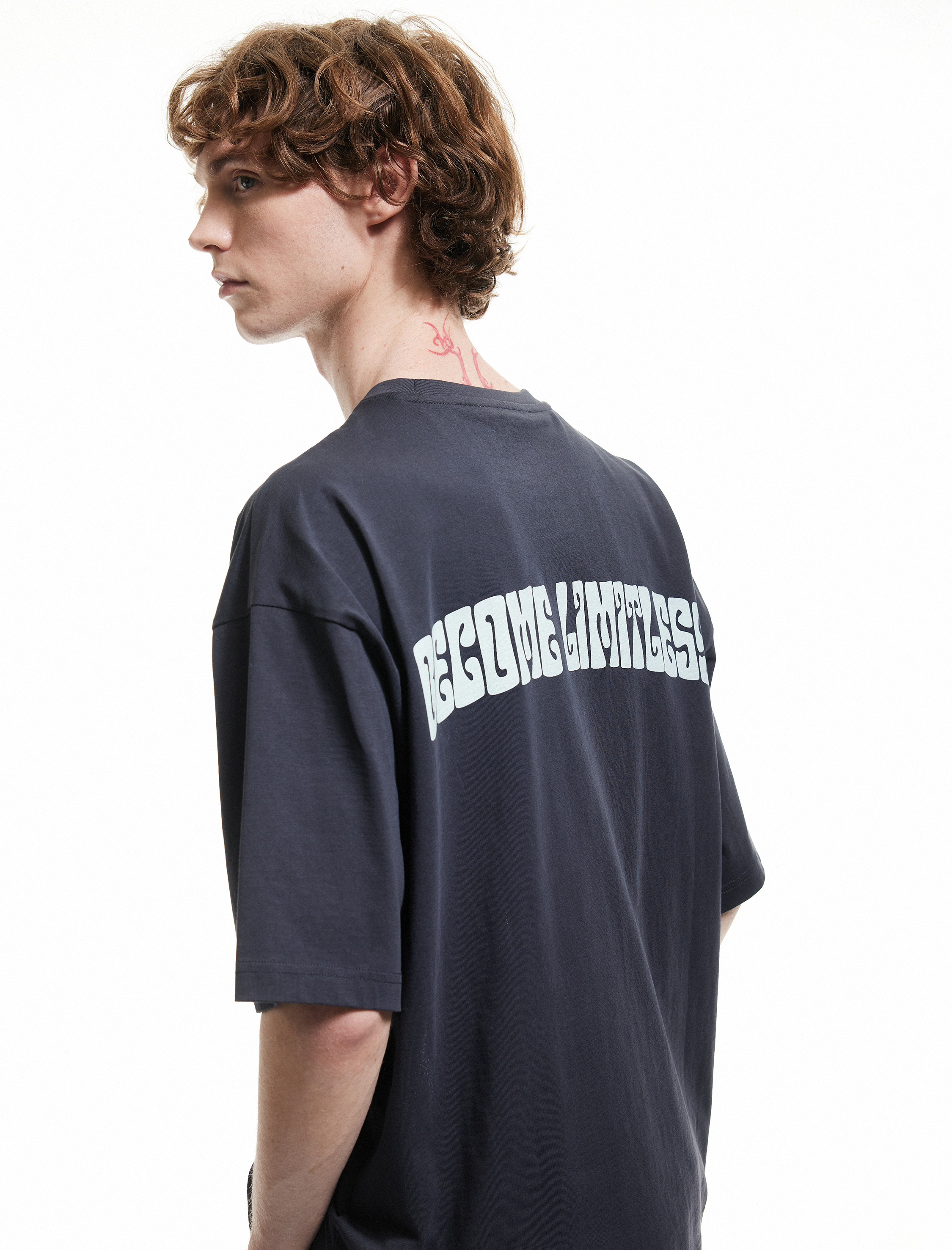   Kısa Kollu Bisiklet Yaka Tok Kumaş Pamuklu Arkası Baskılı Tişört