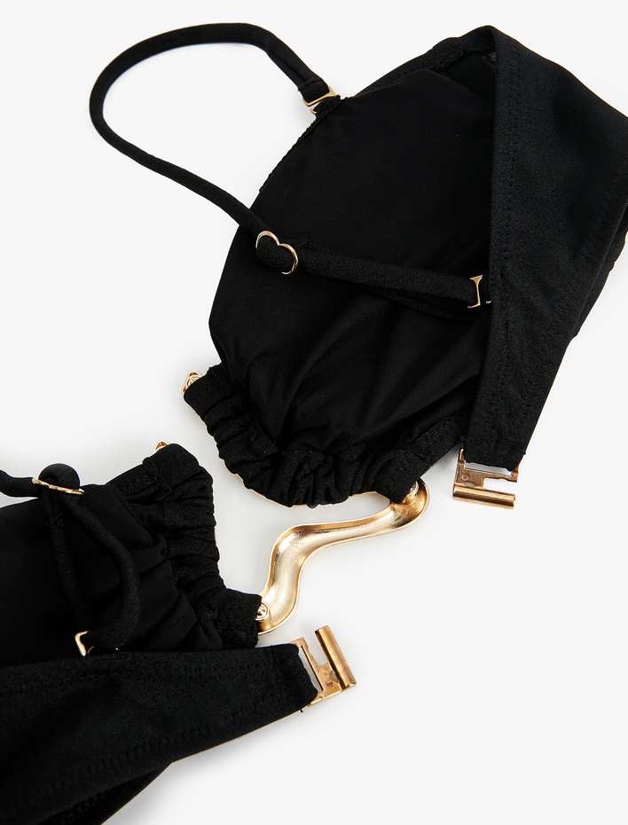  Metal Aksesuarlı Parlak Straplez Bikini Üstü