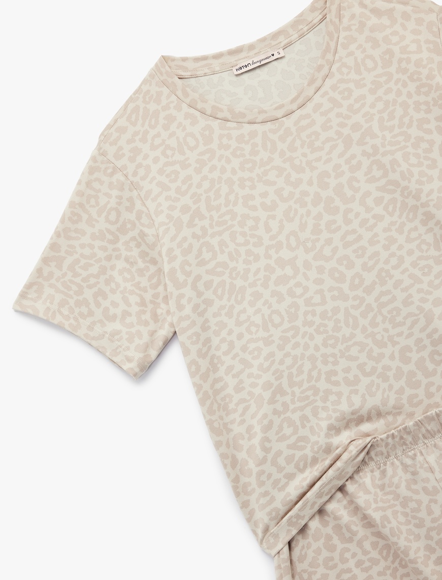   Kısa Kollu Bisiklet Yaka Leopar Desenli Şortlu Pijama Seti